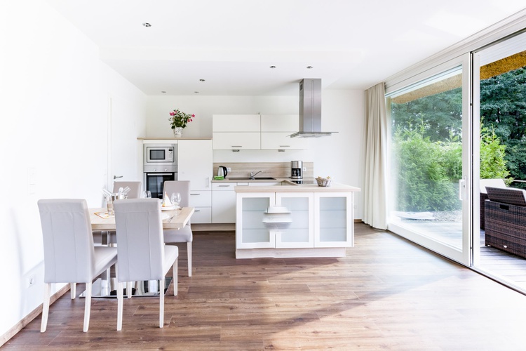 Essbereich mit Blick auf die offene, moderne Küche