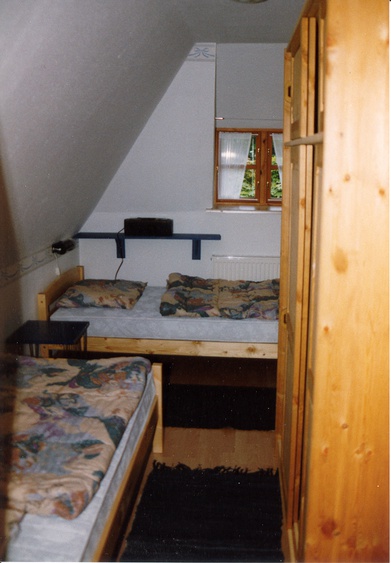 Das kleine Schlafzimmer mit zwei Einzelbetten im Dachgeschoss