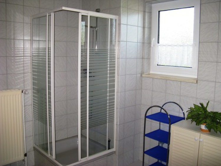 Badezimmer mit DU, Wanne, Waschmaschine, Trockner