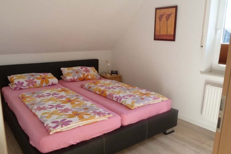 Schlafzimmer II mit Flach-Bild-TV