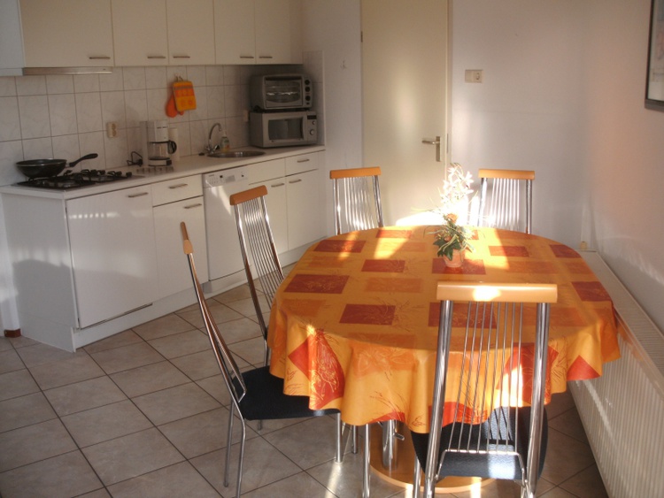 offene Küche mit Esstisch