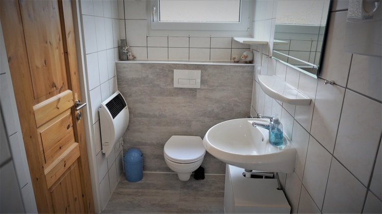 Das Bad befindet sich im Erdgeschoß