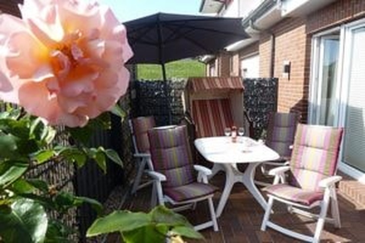 Terrasse mit Strandkorb, Deichblick und eingezäuntem Garten