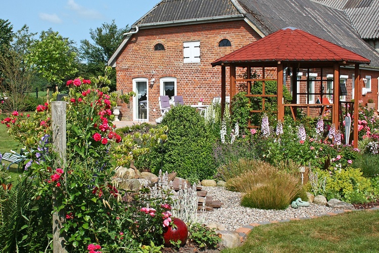 Groß angelegter Garten