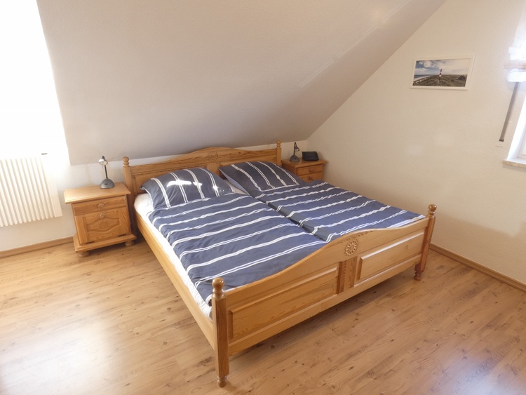 Blick in das Schlafzimmer 1 mit Doppelbett.