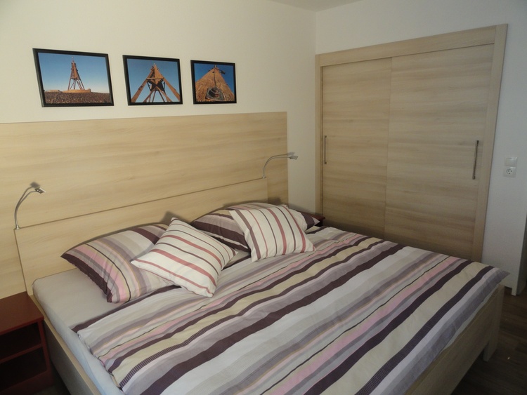 Schlafzimmer mit Doppelbett 2,00x2,00m
