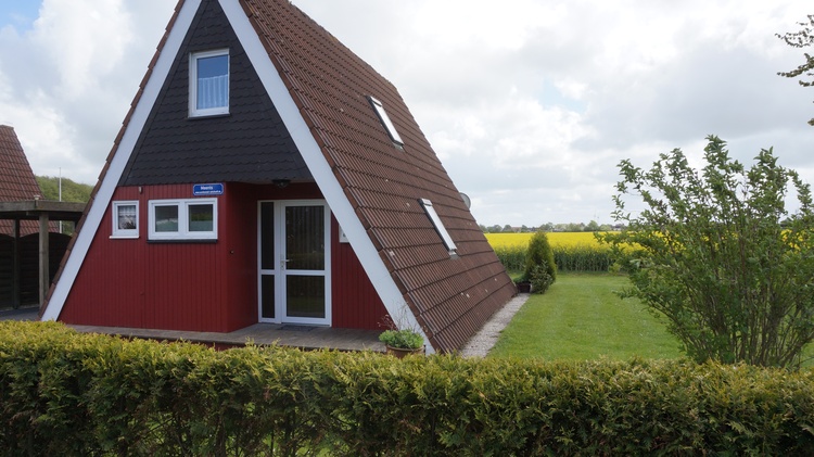 Ein Carport sowie ein Gartenhaus für Ihre Fahrräder steht Ihnen zur Verfügung.