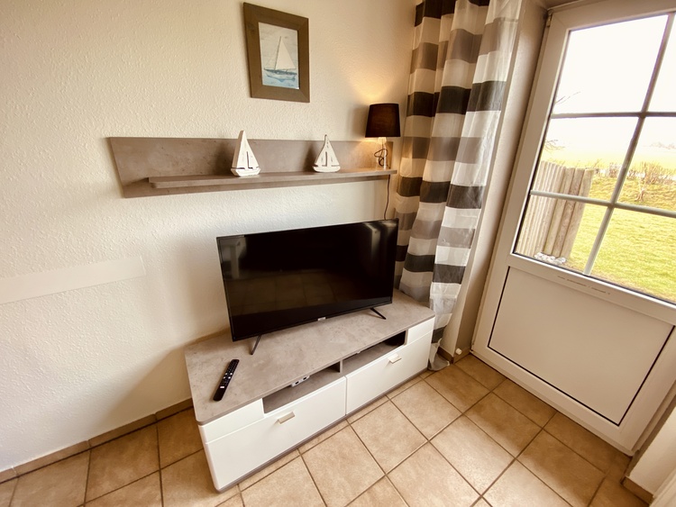 Blick auf die TV-Ecke mit 40" Flachbildfernseher