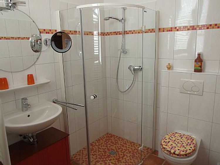 unteres Badezimmer mit  ....