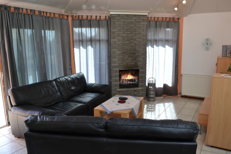 gemütliche Sitzecke mit offenem Kamin