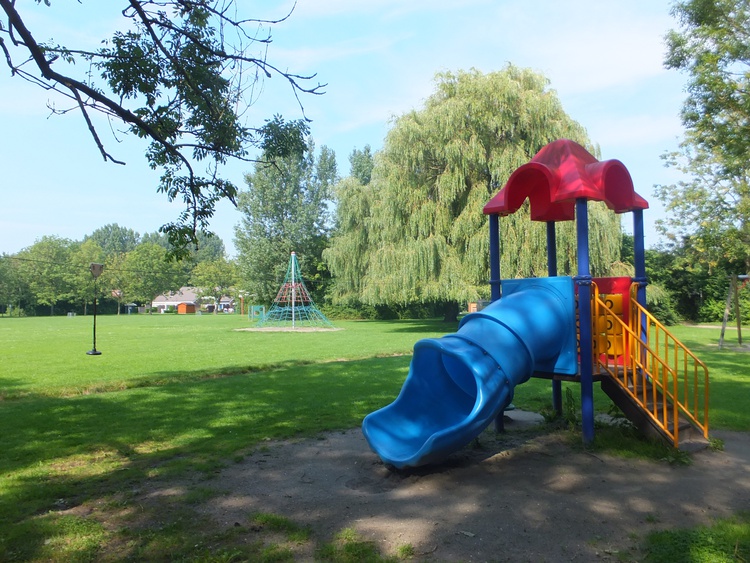 jede Menge Spielgeräte