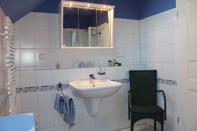 Badezimmer mit Dusche und WC