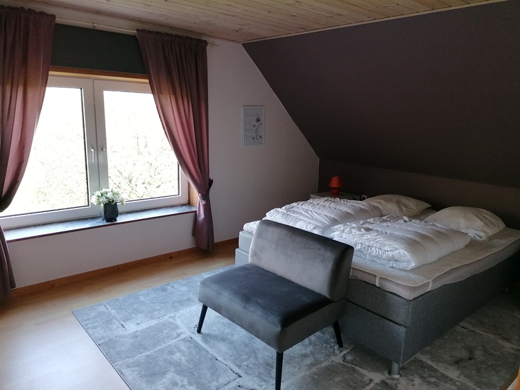 Teilansicht Schlafzimmer mit Kingsize-Batt 160x200cm