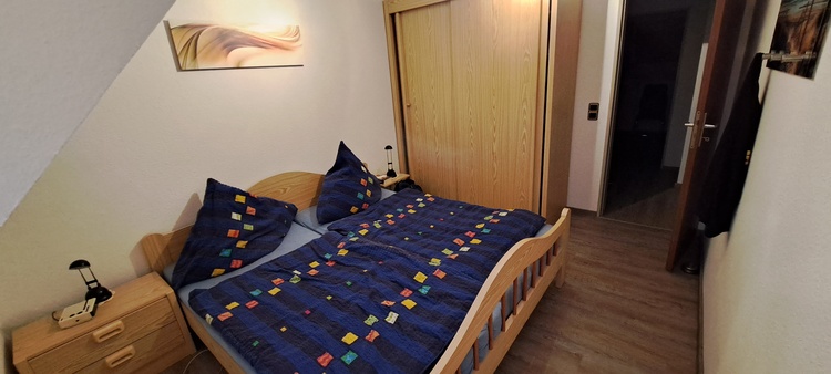 Schlafzimmer mit Doppelbett 1 OG