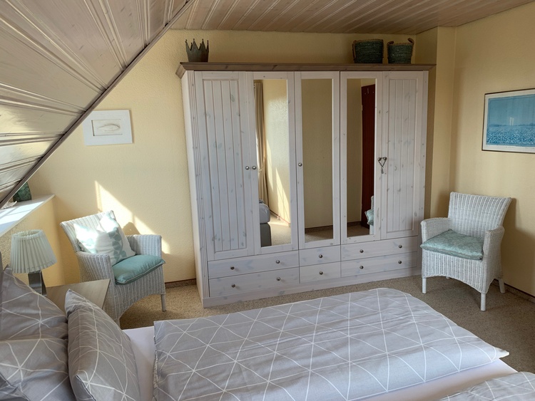 Schöner Schrank mit viel Stauraum.