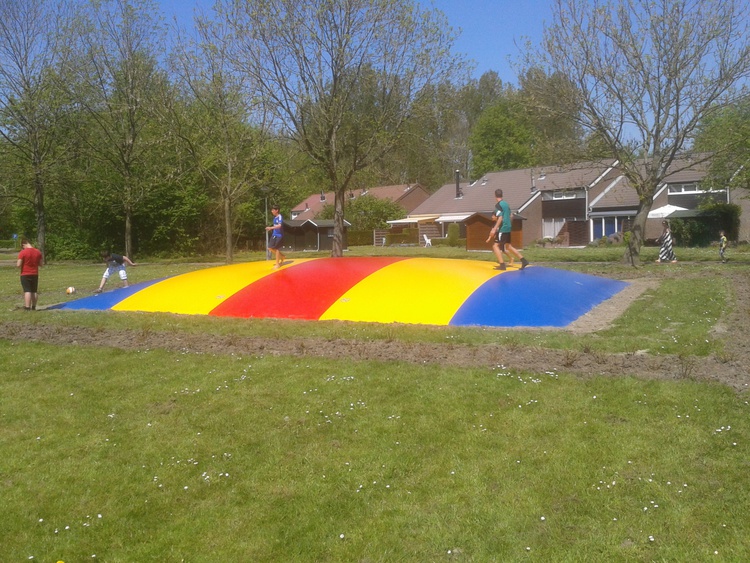 grosses Erdtrampolin und weitere Spielgeräte auf der Spielwiese