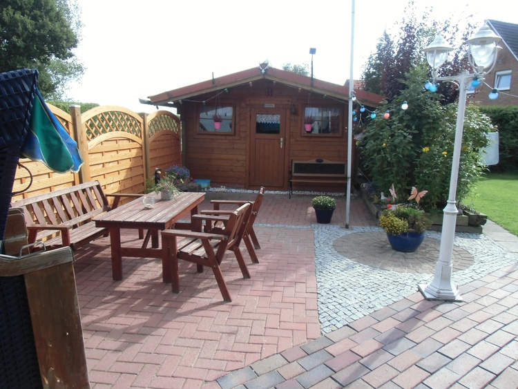 Gästeterrasse mit Gartenhäuschen