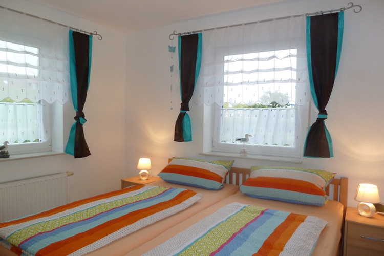 Helles Schlafzimmer mit Deichblick