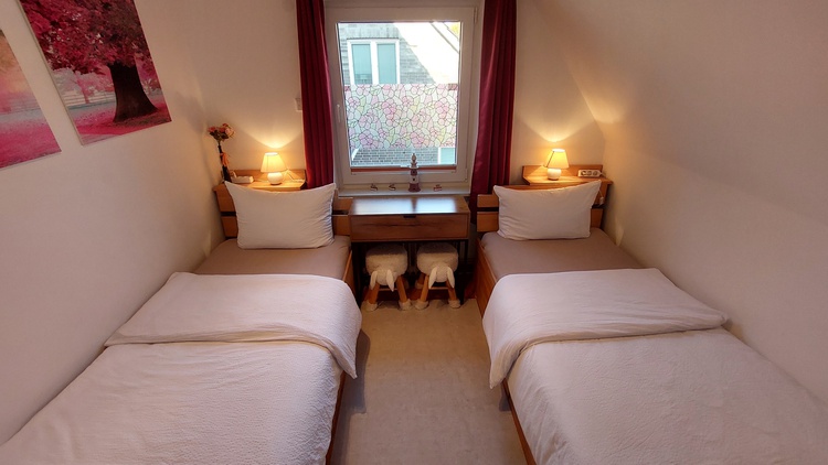 2-Bett Zimmer mit TV, Sekretär