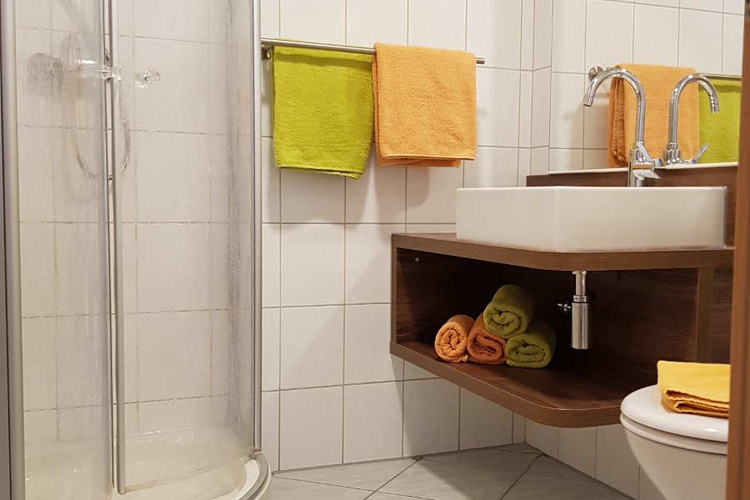 Modernes Bad mit Fußbodenerwärmung und Handtuchheizkörper