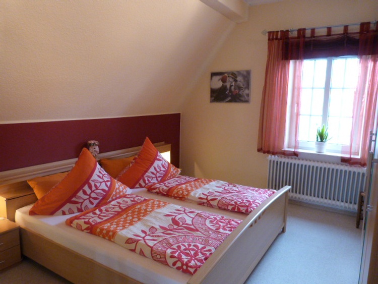 Schlafzimmer mit Bett 2,00m x 2,00m