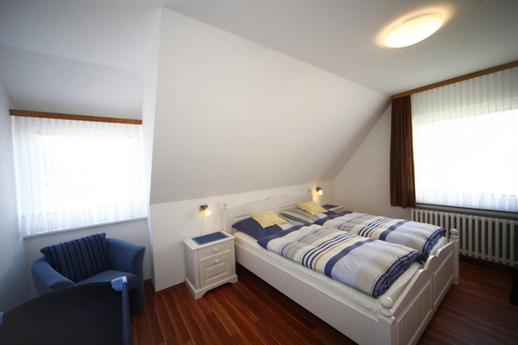 Großzügiges Schlafzimmer mit Doppelbett