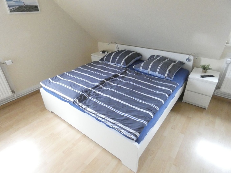 Blick in das moderne Schlafzimmer 1 mit Doppelbett.