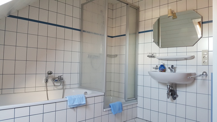Badezimmer mit Dusche,WC, Badewanne
