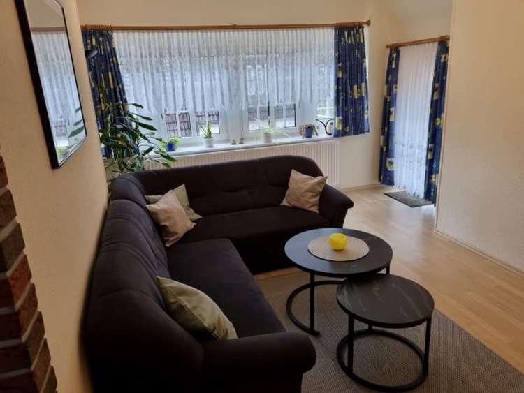 Wohnzimmer mit Zugang zur Dachterrasse