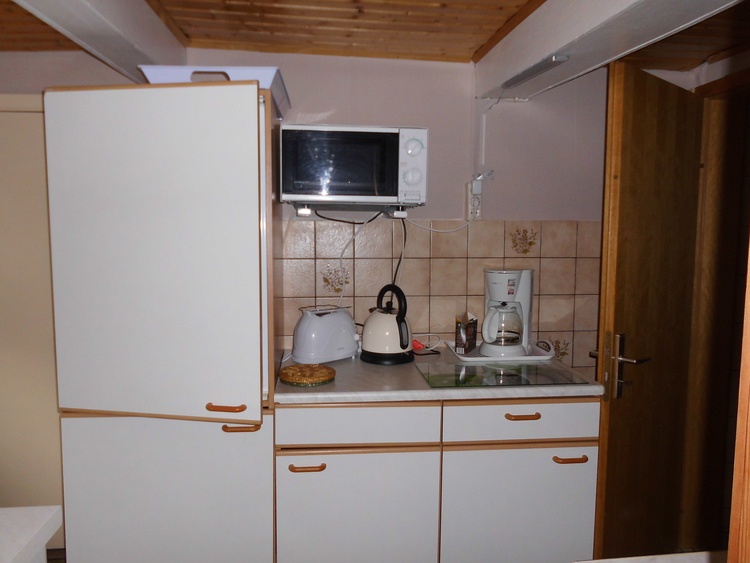 Küche mit Tür zum Bad