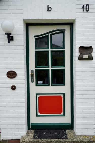 Hereinspaziert in die Doppelhaushälfte links.