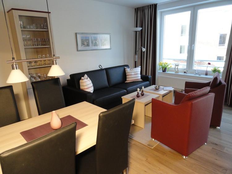 Blick auf Essecke und Wohnbereich