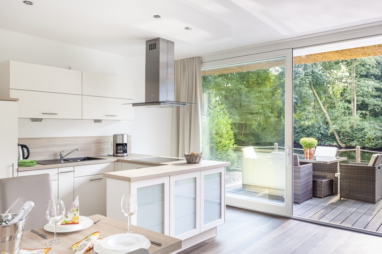 Blick vom Wohn-Essbereich zur Terrasse mit Teich