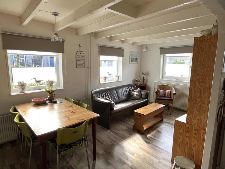 Gemütliches Wohnzimmer miet Eßtich, Sitzecke und große Fenstern