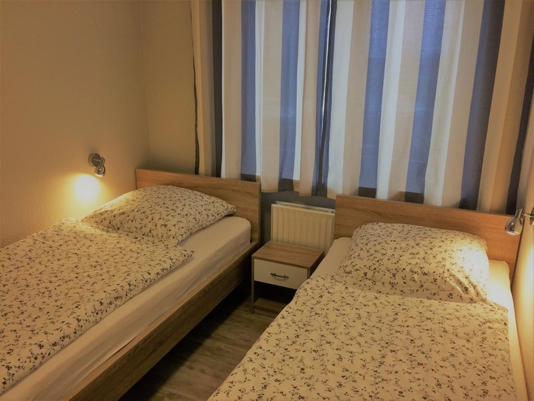Schalfzimmer mit zwei Einzelbetten