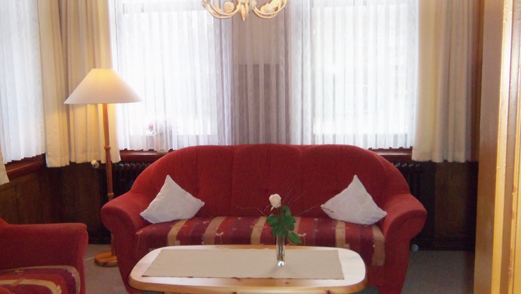 Wohnnung Paterre,Wohnzimmer mit Sat-TV,Schlafzimmer,Küche,Bad mit Duschbadewanne,Südterrasse , Wlan