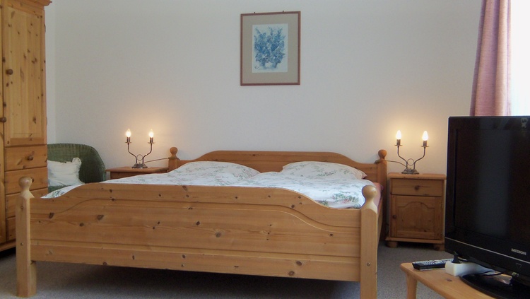 Gr. Wohn-Schlafzimmer mit Polstergarnitur, Esstisch,Farb.TV, Radio, Wlan,Südterrasse -Gartenmöbel... Gr. Wohn-Schlafzimmer mit Polstergarnitur, Esstisch,Farb.TV, Radio, Wlan,Südterrasse -Gartenmöbel...