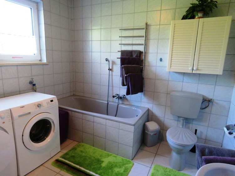 Bad mit Du, Wanne, WC, Waschmaschine u. Trockner Bad mit Du, Wanne, WC, Waschmaschine u. Trockner