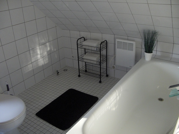 Teilanicht Badezimmer mit Badewanne und WC Teilanicht Badezimmer mit Badewanne und WC