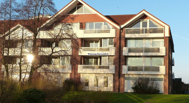 Blick auf die sonnige Loggia