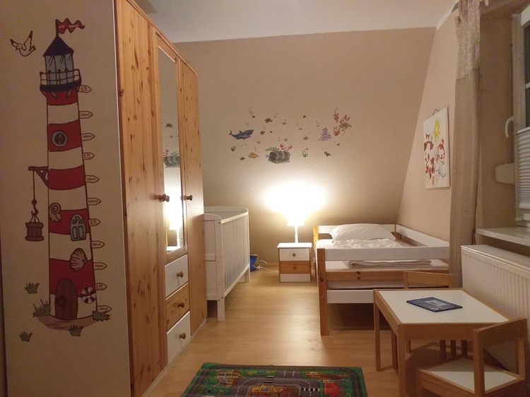 Kinderzimmer mit 2 Einzelbetten und 1 Babybett Kinderzimmer mit 2 Einzelbetten und 1 Babybett