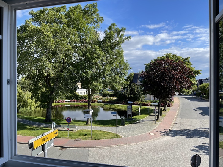 Vom Schlafzimmer Blick auf den Ententeich. Vom Schlafzimmer Blick auf den Ententeich.