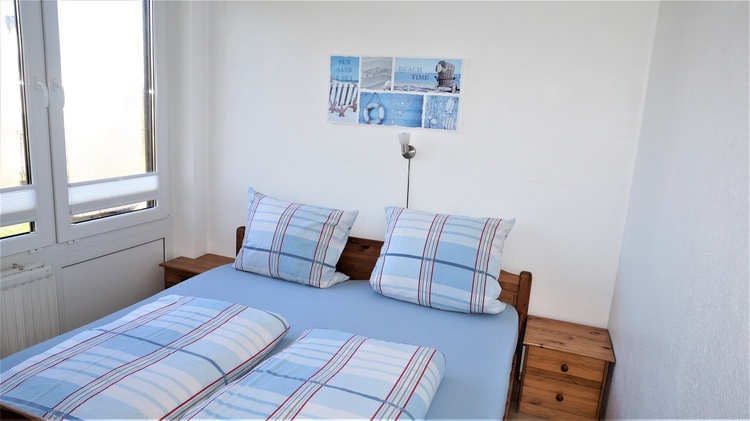 Schlafzimmer im Obergeschoß mit Jalousie