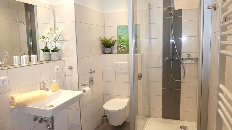 neu renoviertes Bad mit gr. bodengleicher Dusche, Fön, neu renoviertes Bad mit gr. bodengleicher Dusche, Fön,