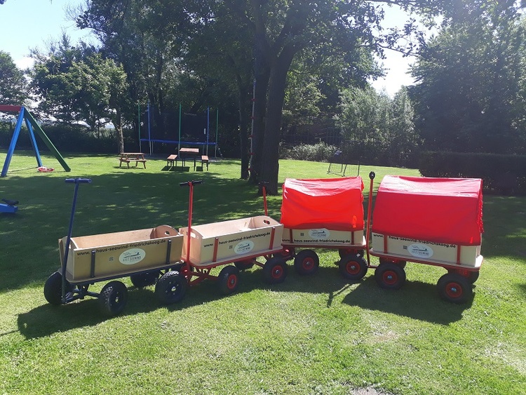 unser "Bollerwagenfuhrpark" und Spielplatz