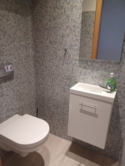 separates WC