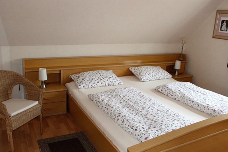 Schlafzimmer mit 2m x 2m Bett