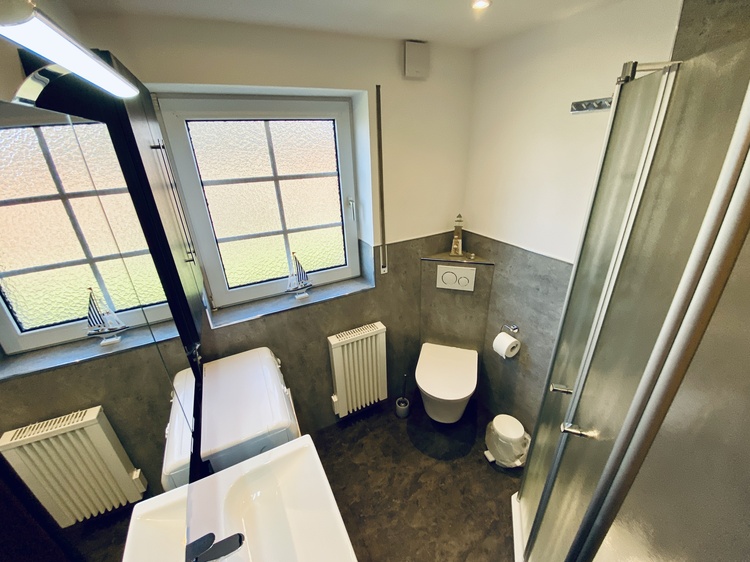 Blick ins Badezimmer. Blick ins Badezimmer.