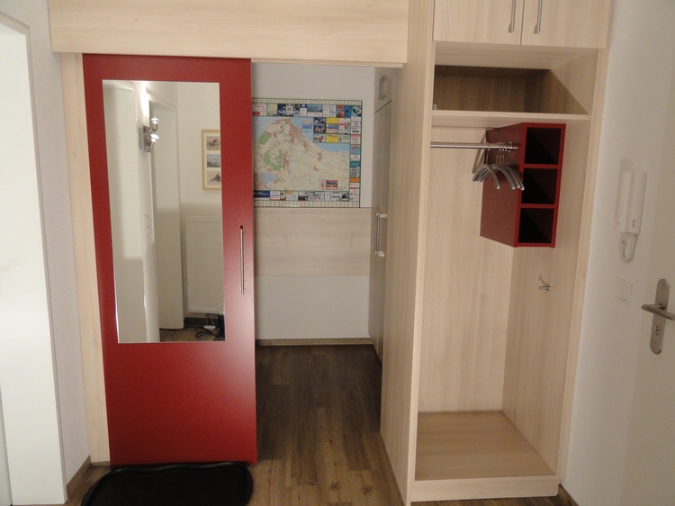 Abstellraum mit Schiebetür und Garderobe Abstellraum mit Schiebetür und Garderobe