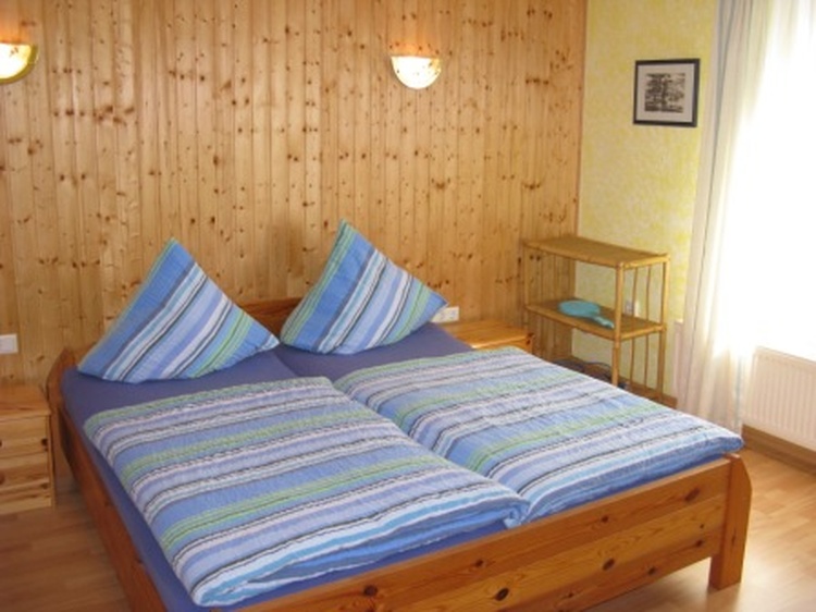 Schlafzimmer 1 mit 3 Betten